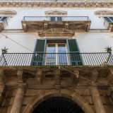 I piani superiori sono invece dotati di finestroni architravati e ampi balconi sorretti da mensoloni. Alla sommit� un cornicione aggettante delimita il terrazzo